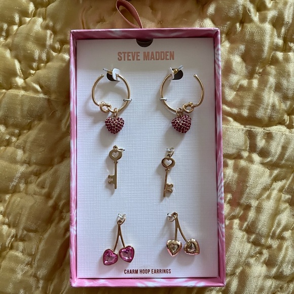 Steve Madden charm earrings set of 3 Jewelry gold - Picture 2 of 5